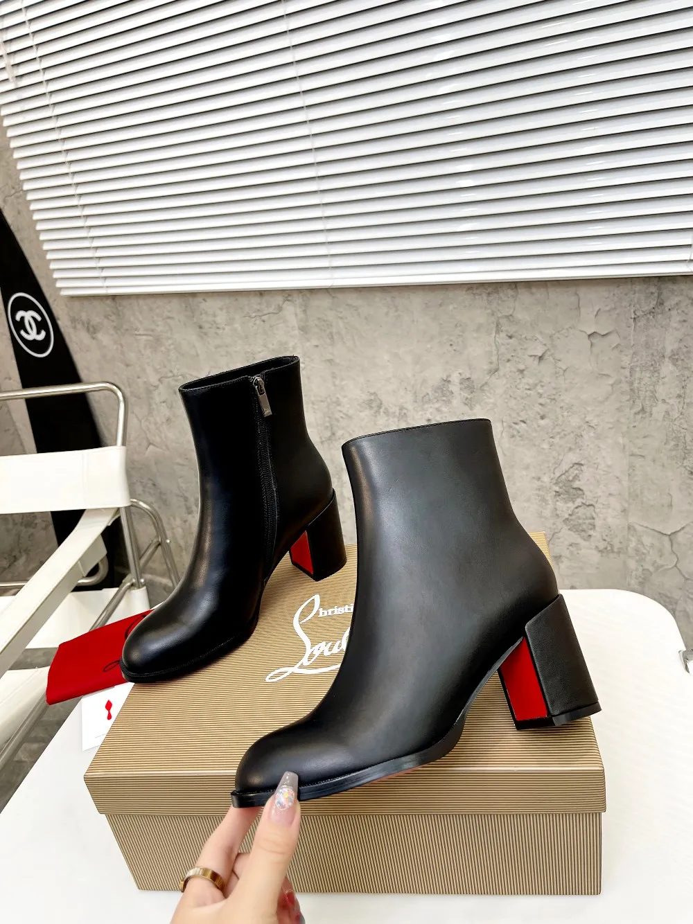👟👟Ex-factory price 560👟👟 Christian Louboutin (CL) launches new thick-heeled platform boots in 2023, made of shiny calf leather, simple and fashionable. Tube height 4 inches (12cm) ✅Fabric: grained cowhide ✅Lining: sheepskin ✅Outsole/heel height: rubber Heel height 7cm ✅Color: black reddish brown ✅Code number: 34-41 (34,41 customized) ✅Packaging: original board packaging